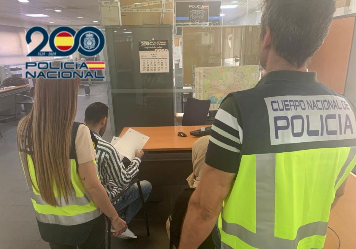 Los agentes, con las personas detenidas.