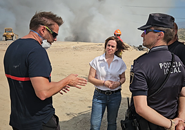 La alcaldesa de Xixina junto a policías y bomberos en el lugar del incendio.