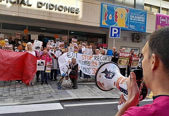 Concentración de protesta a las puertas de la EOI de Alicante.