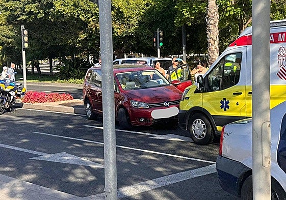 El coche accidentado en la avenida de Elche.