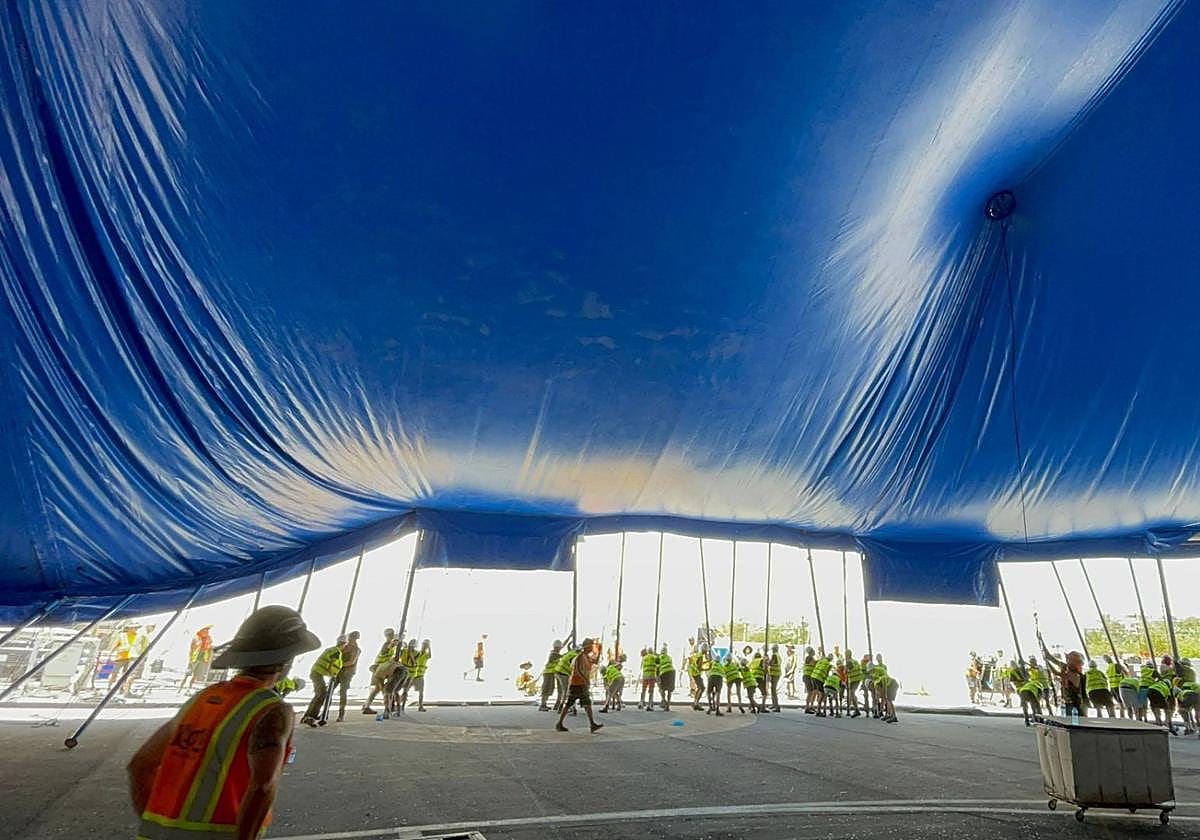 Montaje de la carpa del Circo del Sol en Alicante.