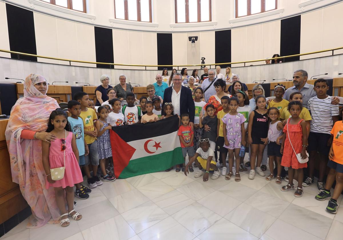 El presidente de la Diputación, con la delegación de niños saharauis.