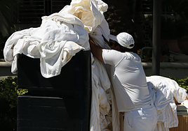 Trabajador de limpieza en un hotel.