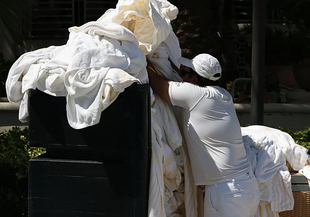 Trabajador de limpieza en un hotel.