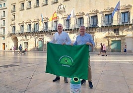 El vicealcalde y concejal de Medio Ambiente, Manuel Villar, con el gerente de Ecovidrio en la Comunitat, Roberto Fuentes.
