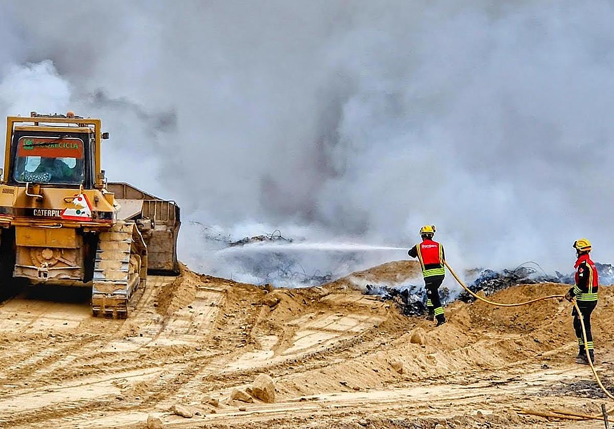 Bomberos trabajan en la extinción del incendio de Xixona.