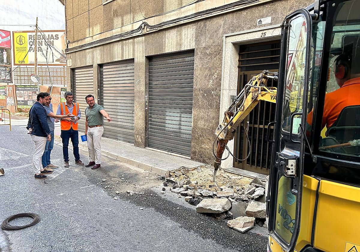 El alcalde de Elche, Pablo Ruz, y el concejal Claudio Guilabert, en el inicio de las obras en la calle Daoiz.