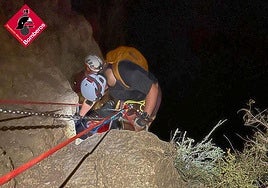 Los Bomberos rescatan al excursionista herido.