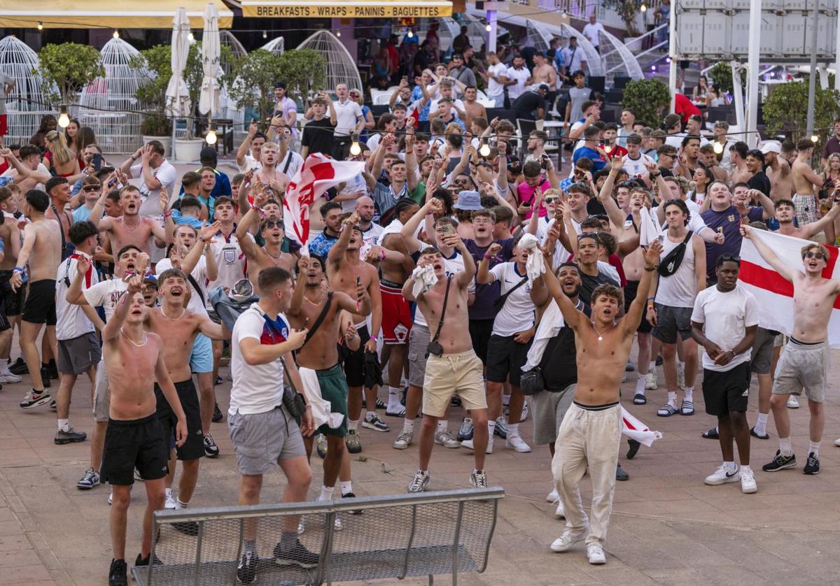 Aficionados ingleses en la previa de uno de los partidos de la Eurocopa celebrada en Alemania.