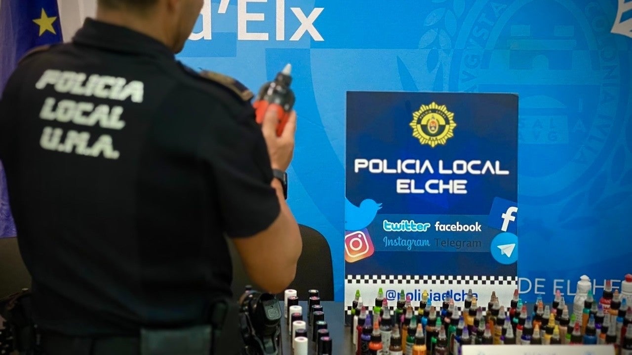 La Policía Local de Elche con los botes de tinta intervenidos