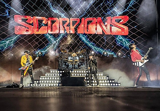 Scorpions durante su actuación en Valencia.