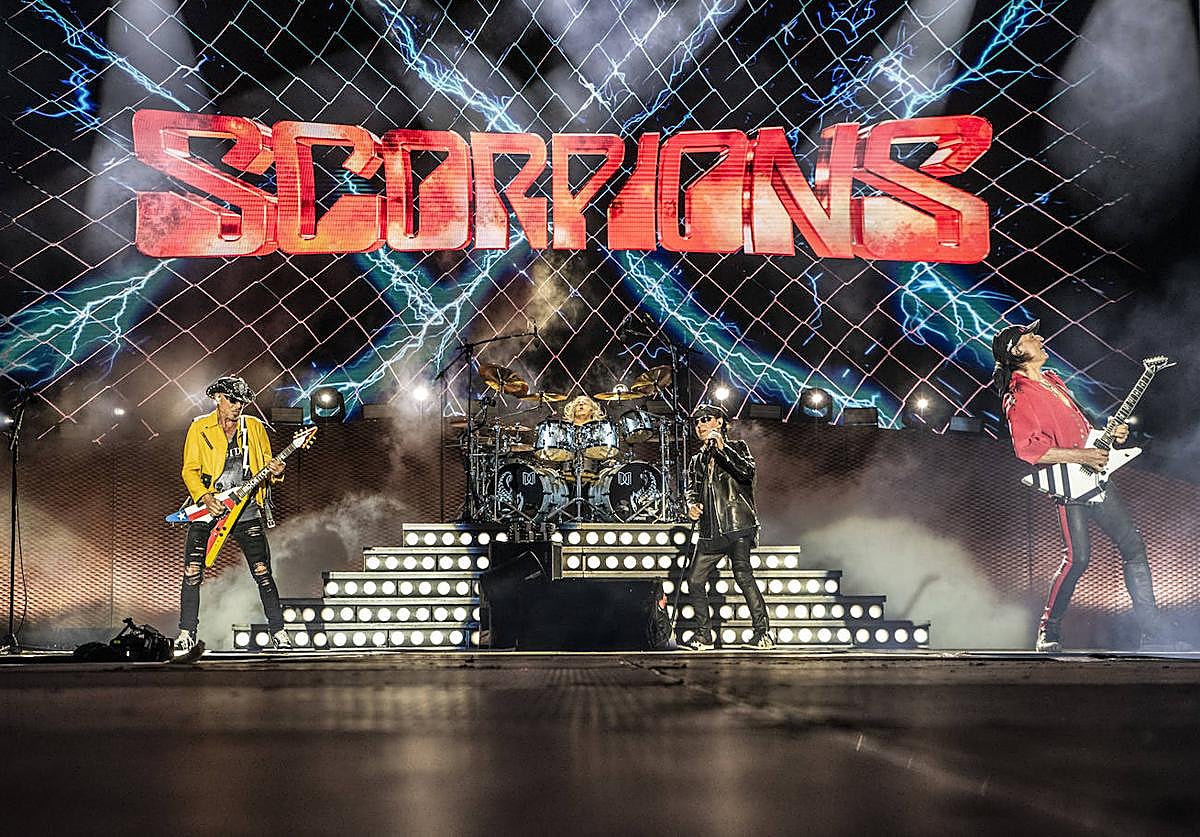 Scorpions durante su actuación en Valencia.