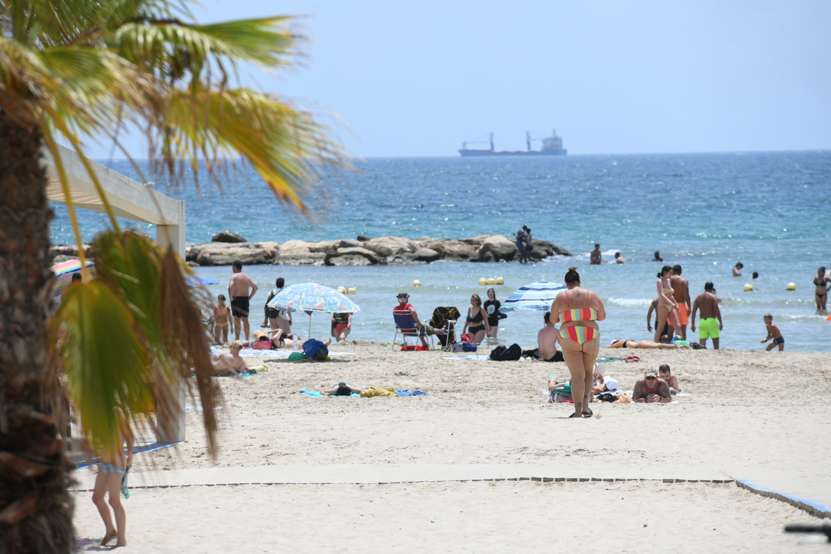 Las ganas de playa vencen a las nubes en Alicante