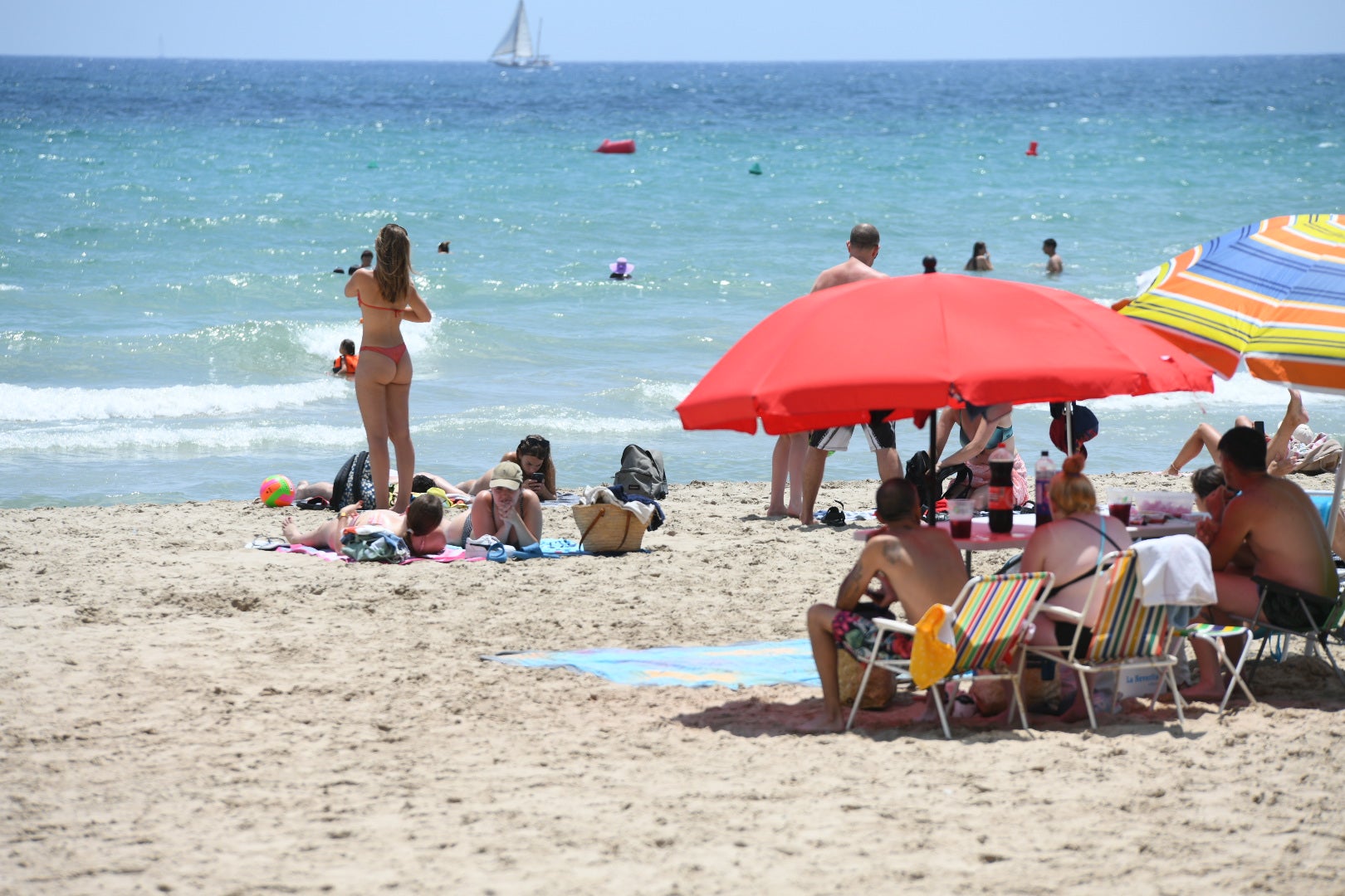 Las ganas de playa vencen a las nubes en Alicante