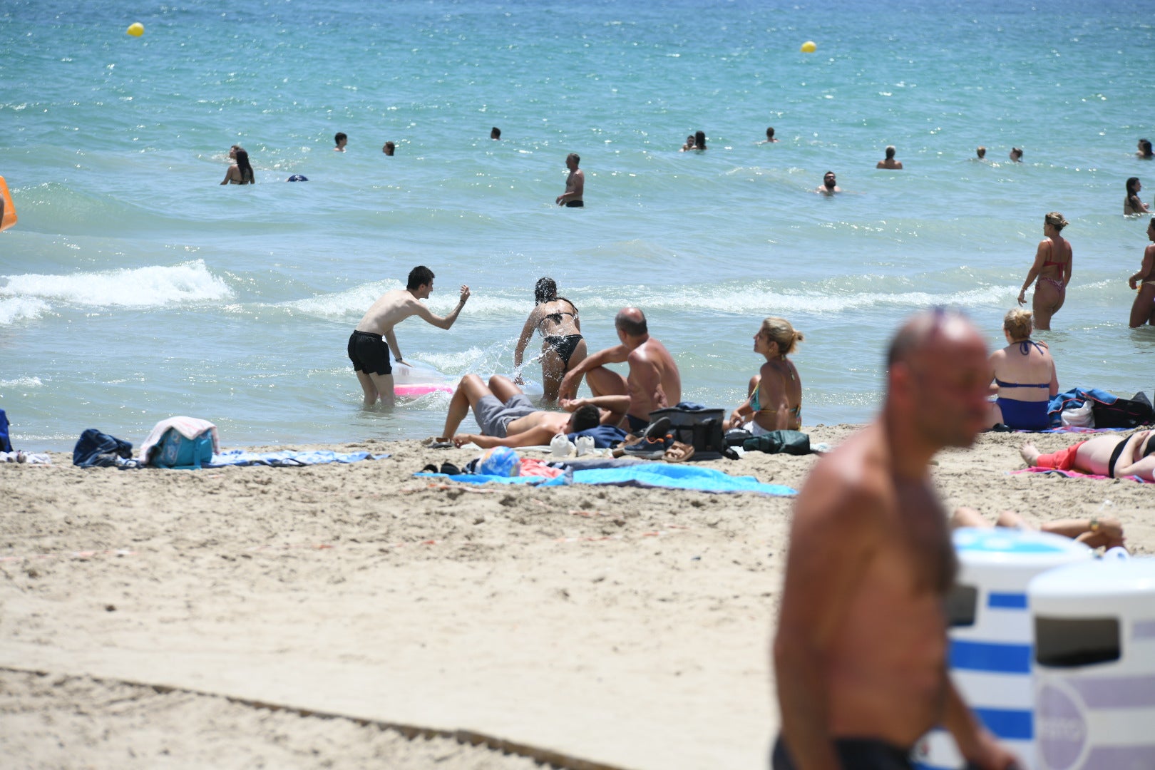 Las ganas de playa vencen a las nubes en Alicante