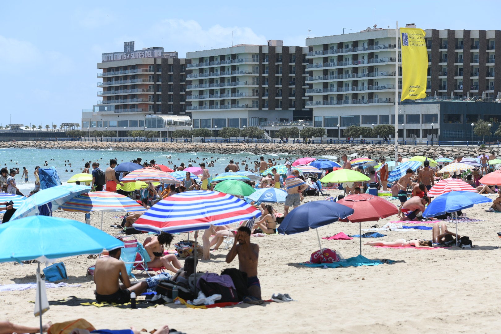 Las ganas de playa vencen a las nubes en Alicante