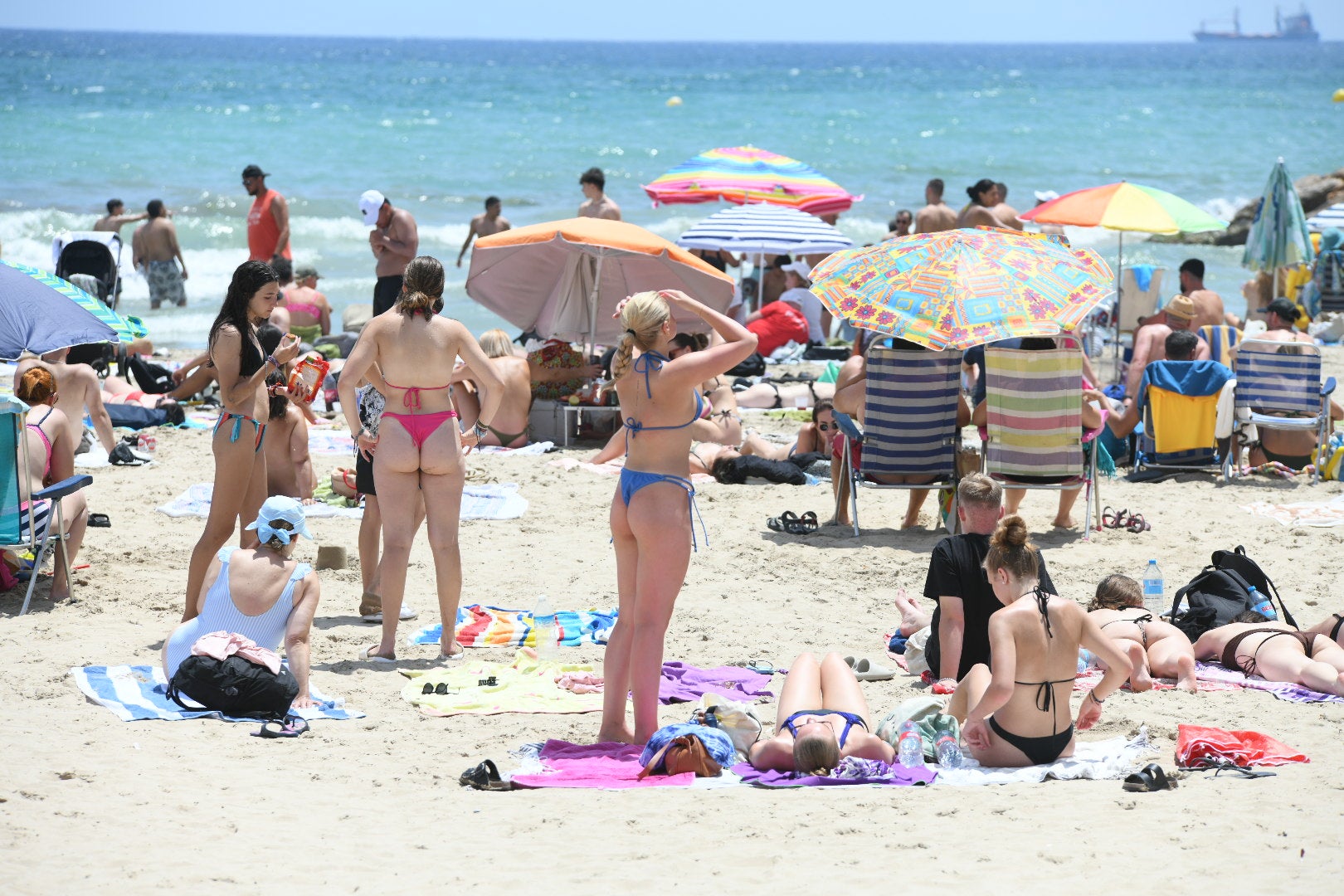 Las ganas de playa vencen a las nubes en Alicante