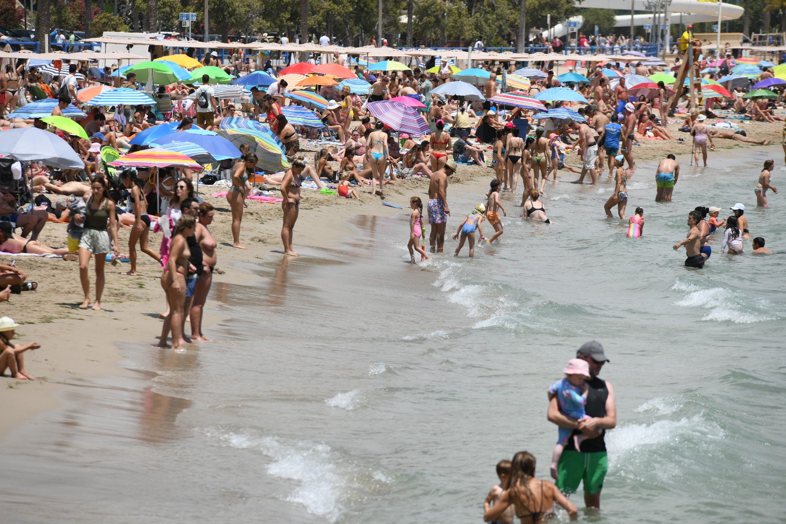 Las ganas de playa vencen a las nubes en Alicante