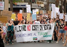 Protesta contra el turismo masivo en Alicante: «Mi piso no es tu hotel»