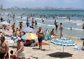 La playa del Postiguet llena de bañistas durante el fin de semana.