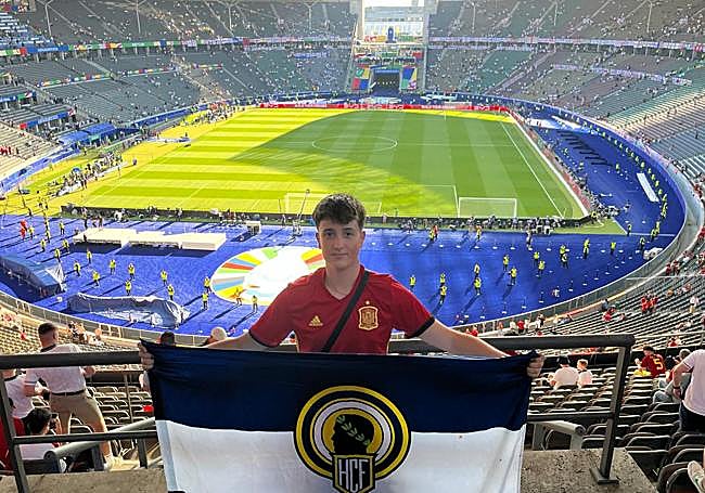 Rodrigo Bartual con la bandera del Hércules en la final