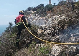Bombero durante las tareas de extinción del incendio en Xàbia.