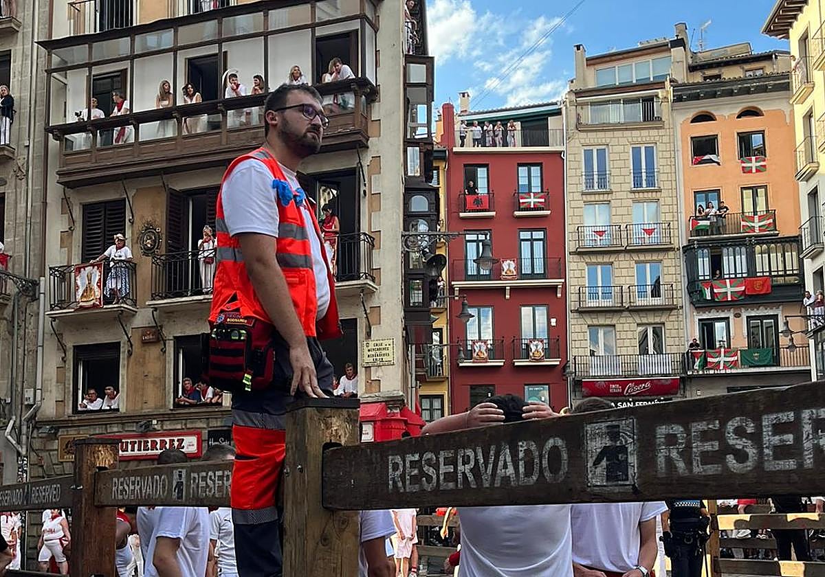 Antonio Bondarec, voluntario de la Cruz Roja, en uno de los encierros