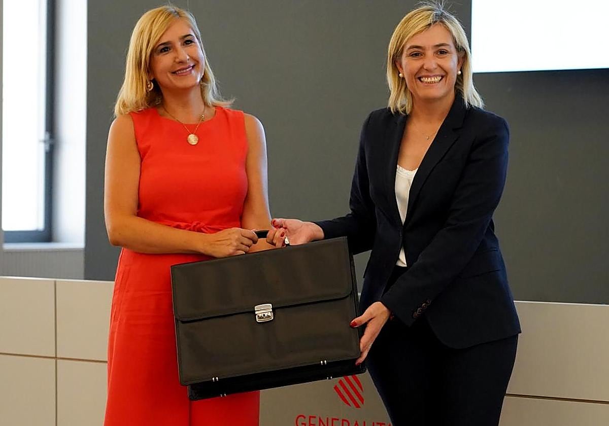 Elisa Núñez (d), en el traspaso de cartera a su sucesora en Justicia e Interior, Salomé Pradas.