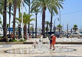 Turistas se refrescan en las fuentes de la Explanada de Alicante.
