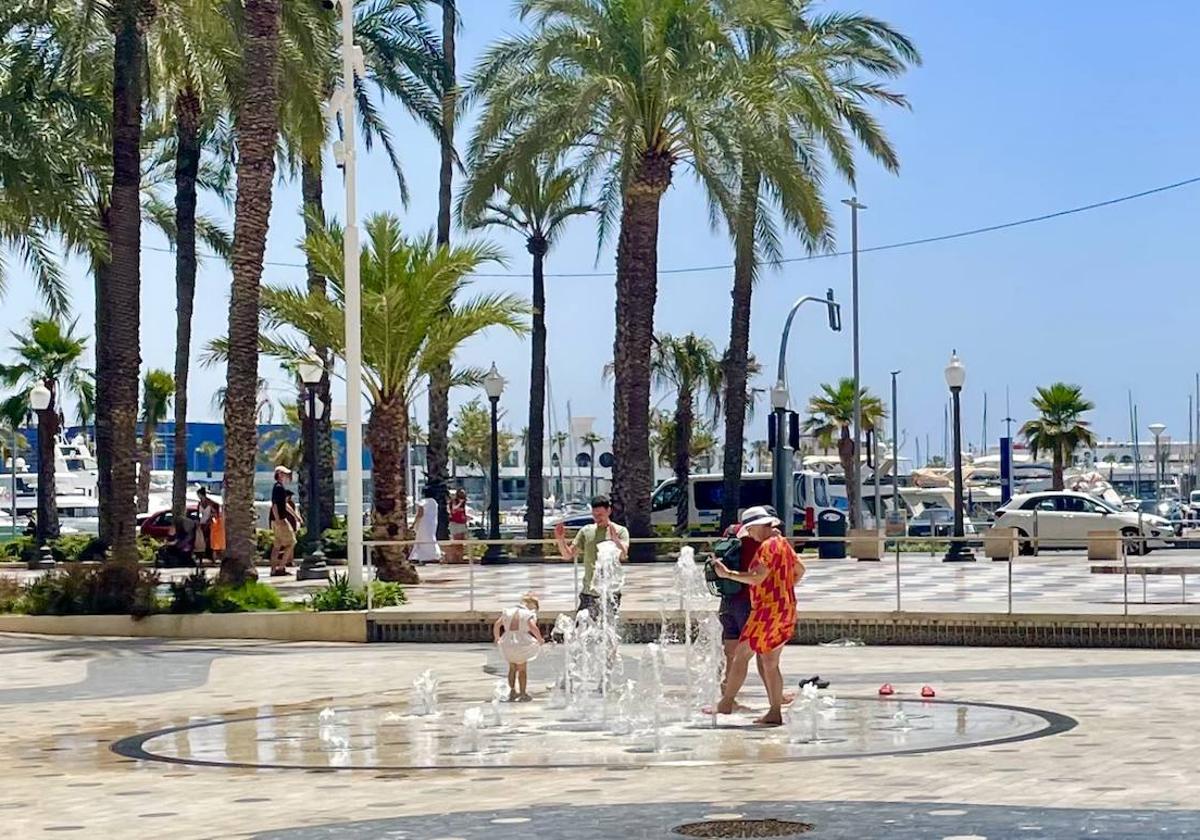 Turistas se refrescan en las fuentes de la Explanada de Alicante.