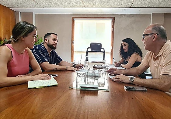Los ediles de Compromís Sara LLobell y Rafa Mas, reunidos con la concejal de Vía Pública, Cristina Cutanda, y el vicealcalde, Manuel Villar.