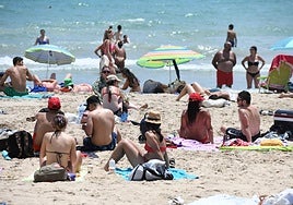 Playa del postiguet de Alicante azotada por el tórrido calor.