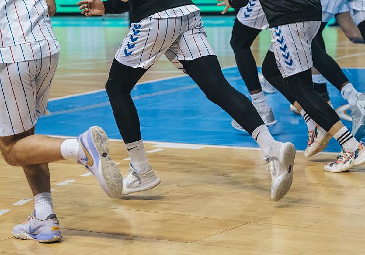 Calentamiento de los jugadores del HLA Alicante antes de un partido.