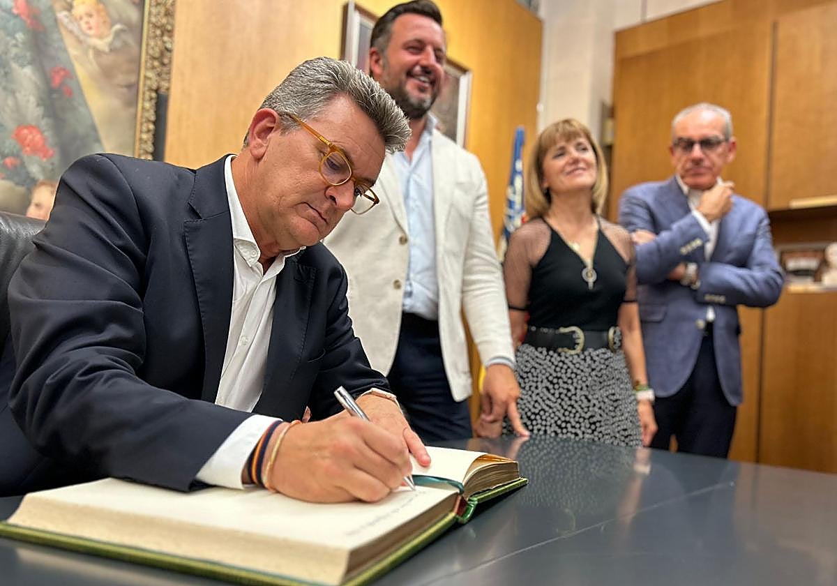 El nuevo conseller de Infraestructuras, Vicente Martínez Mus, firma en el libro de honor del Ayuntamiento de Elche.