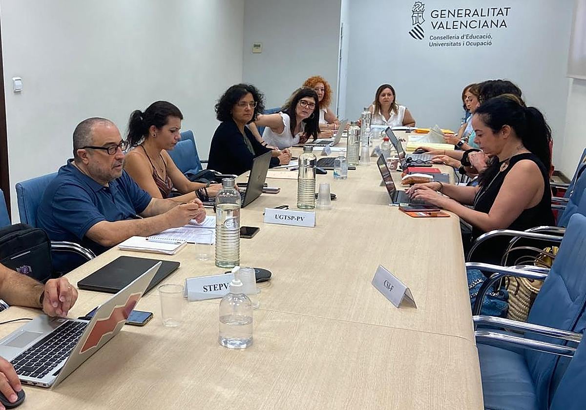 Reunión entre la Conselleria de Educación y los representantes sindicales.