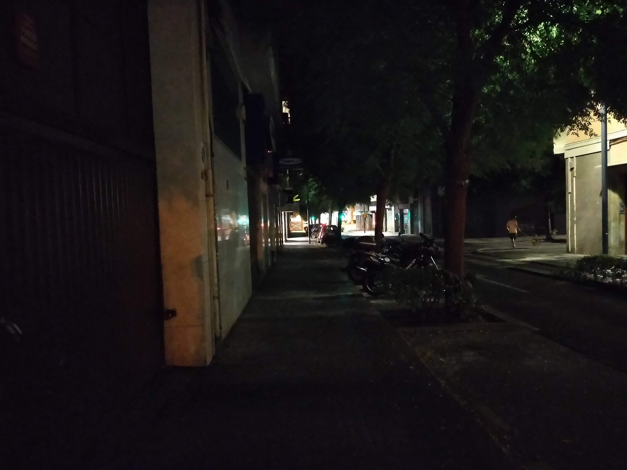 Calle Portugal sin luz en las aceras por noche.