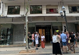 Los vecinos esperan en la calle ante el riesgo.