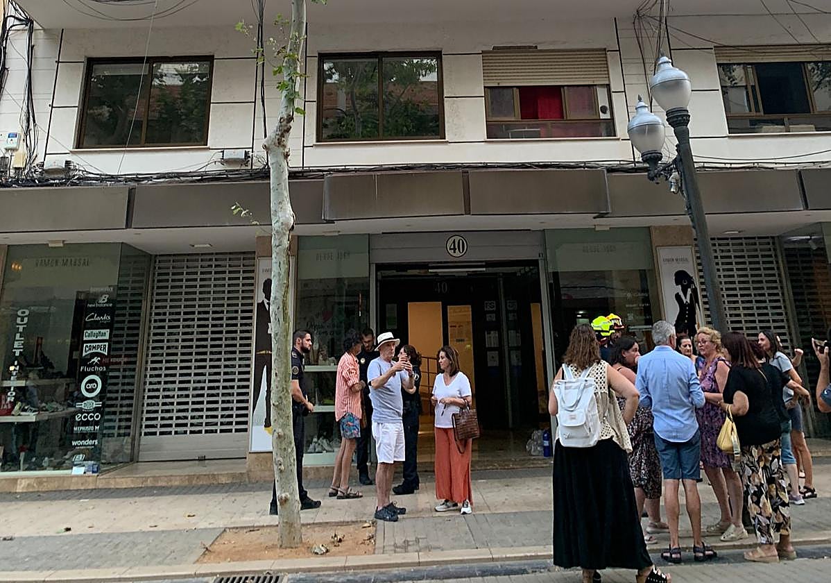 Los vecinos esperan en la calle ante el riesgo.