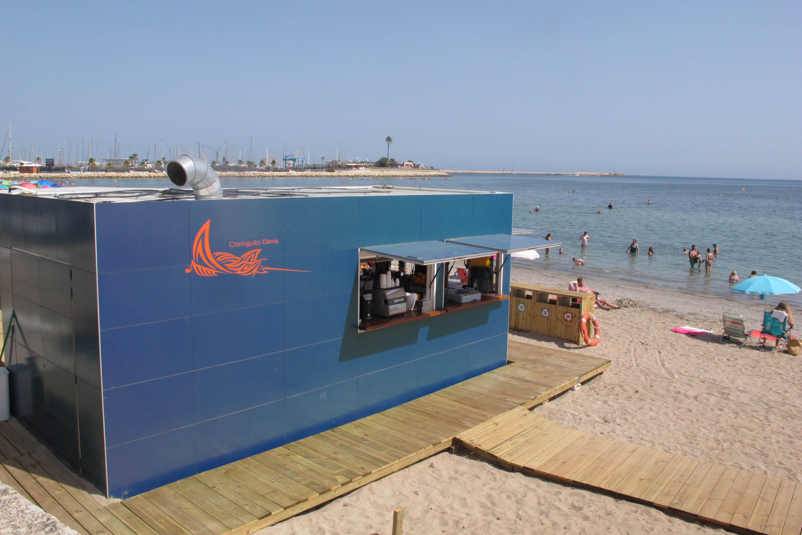 Las playas de la provincia de Alicante se llenan de cadenas humanas contra la Ley de Costas