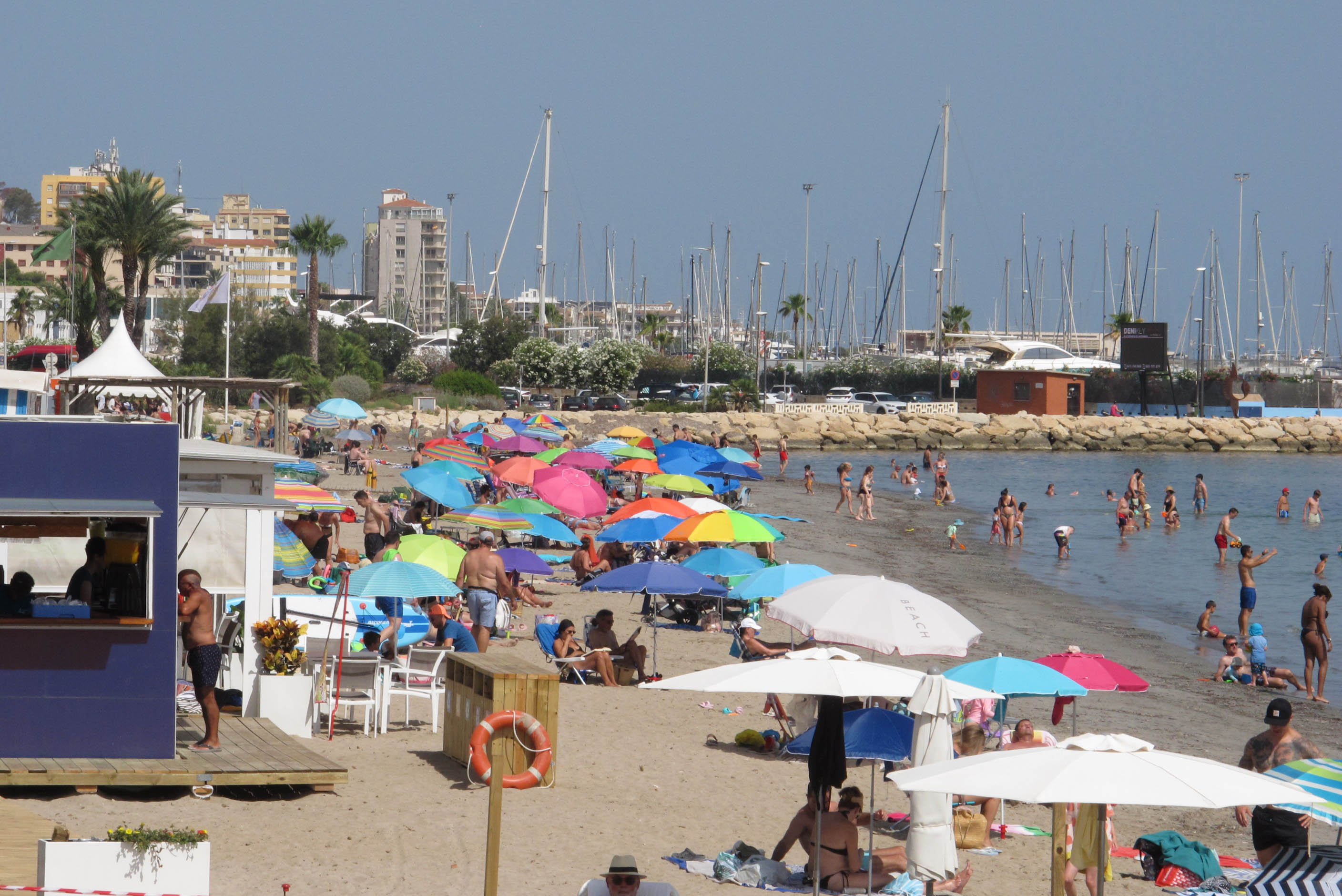 Las playas de la provincia de Alicante se llenan de cadenas humanas contra la Ley de Costas