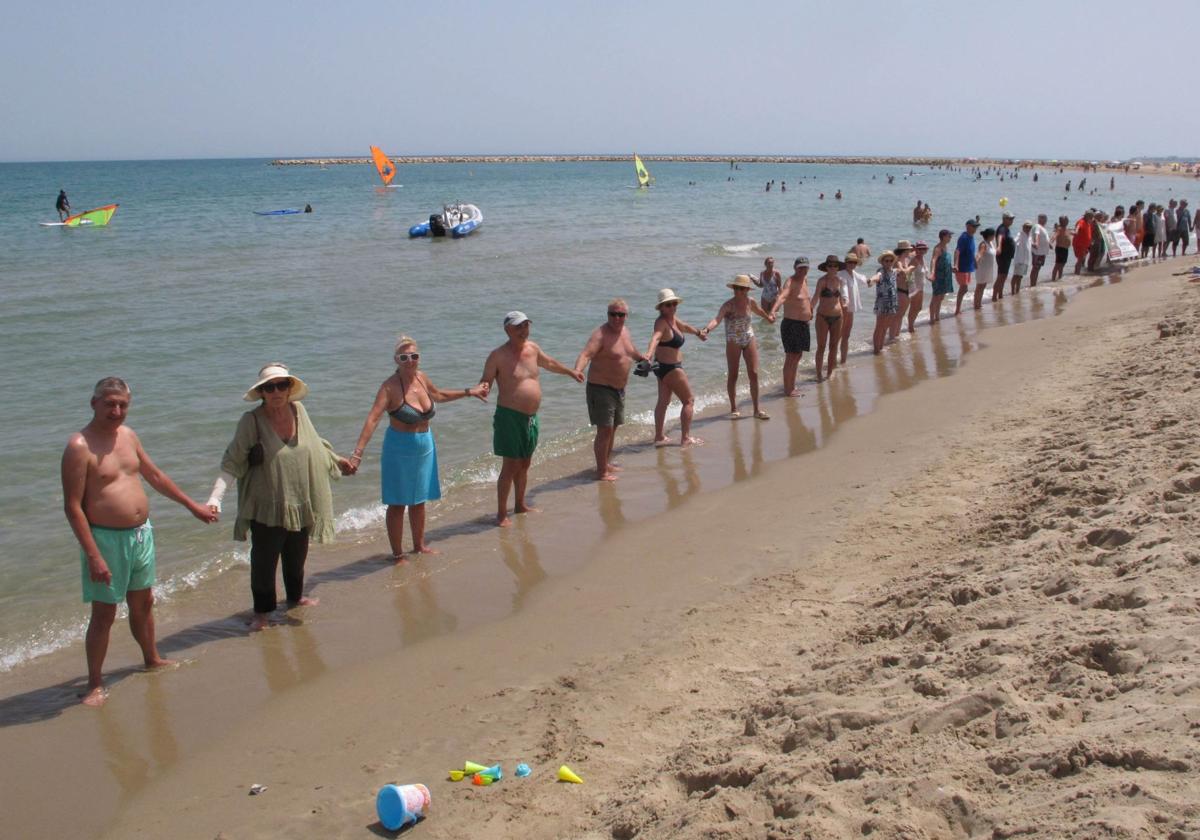 Las playas de la provincia de Alicante se llenan de cadenas humanas contra la Ley de Costas