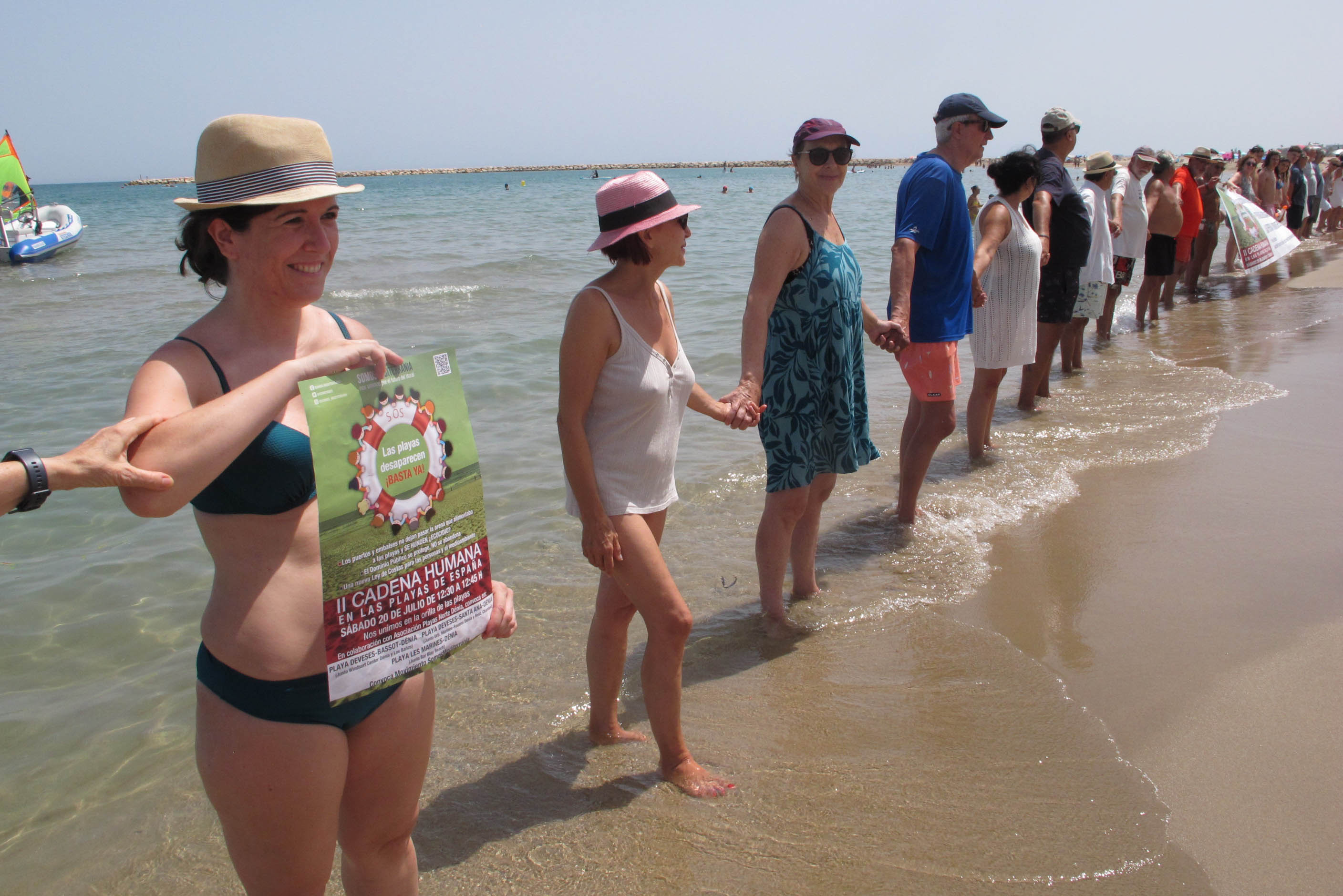 Las playas de la provincia de Alicante se llenan de cadenas humanas contra la Ley de Costas