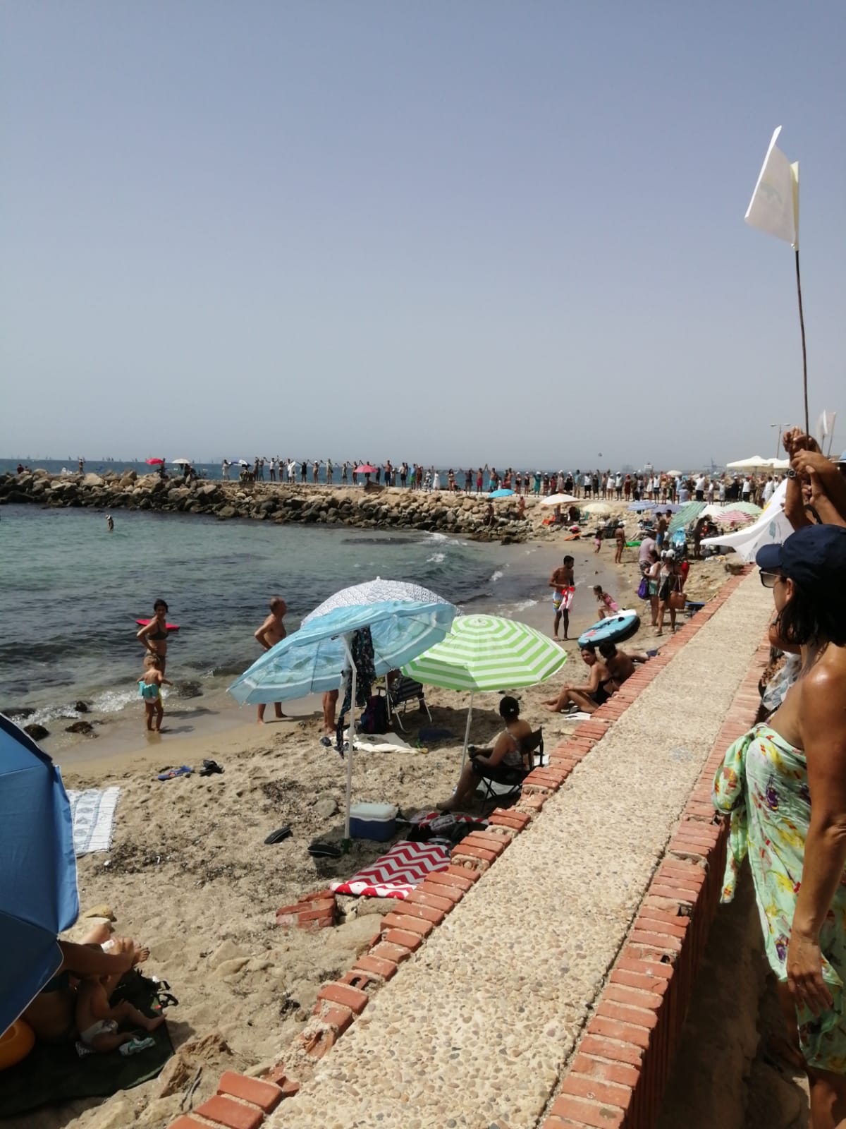 Las playas de la provincia de Alicante se llenan de cadenas humanas contra la Ley de Costas
