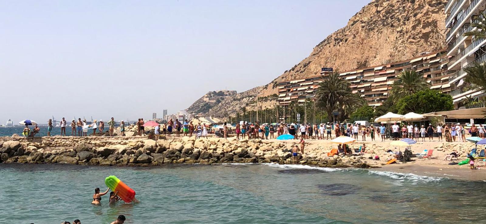 Las playas de la provincia de Alicante se llenan de cadenas humanas contra la Ley de Costas