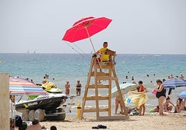 Un socorrista en la playa del Postiguet de Alicante.