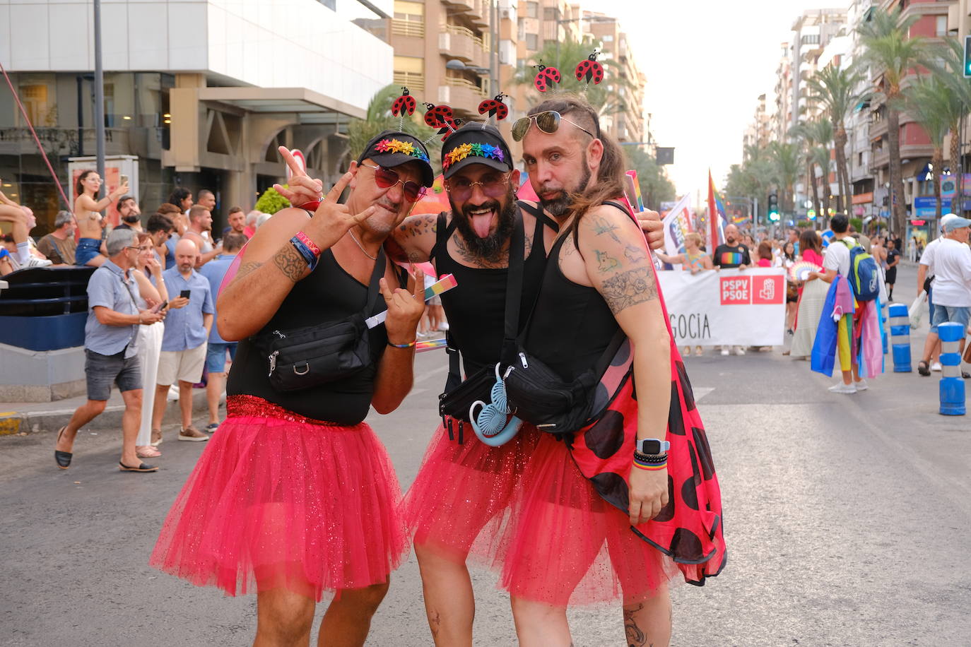 Multitudinaria manifestación del Orgullo LGTBIQ+ en Alicante
