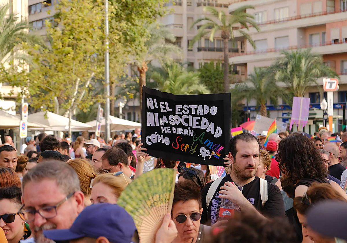 Manifestantes en el Orgullo LGTBIQ+