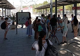 Pasajeros, en la estación de Xàtiva, afectados por el corte de la línea férrea.