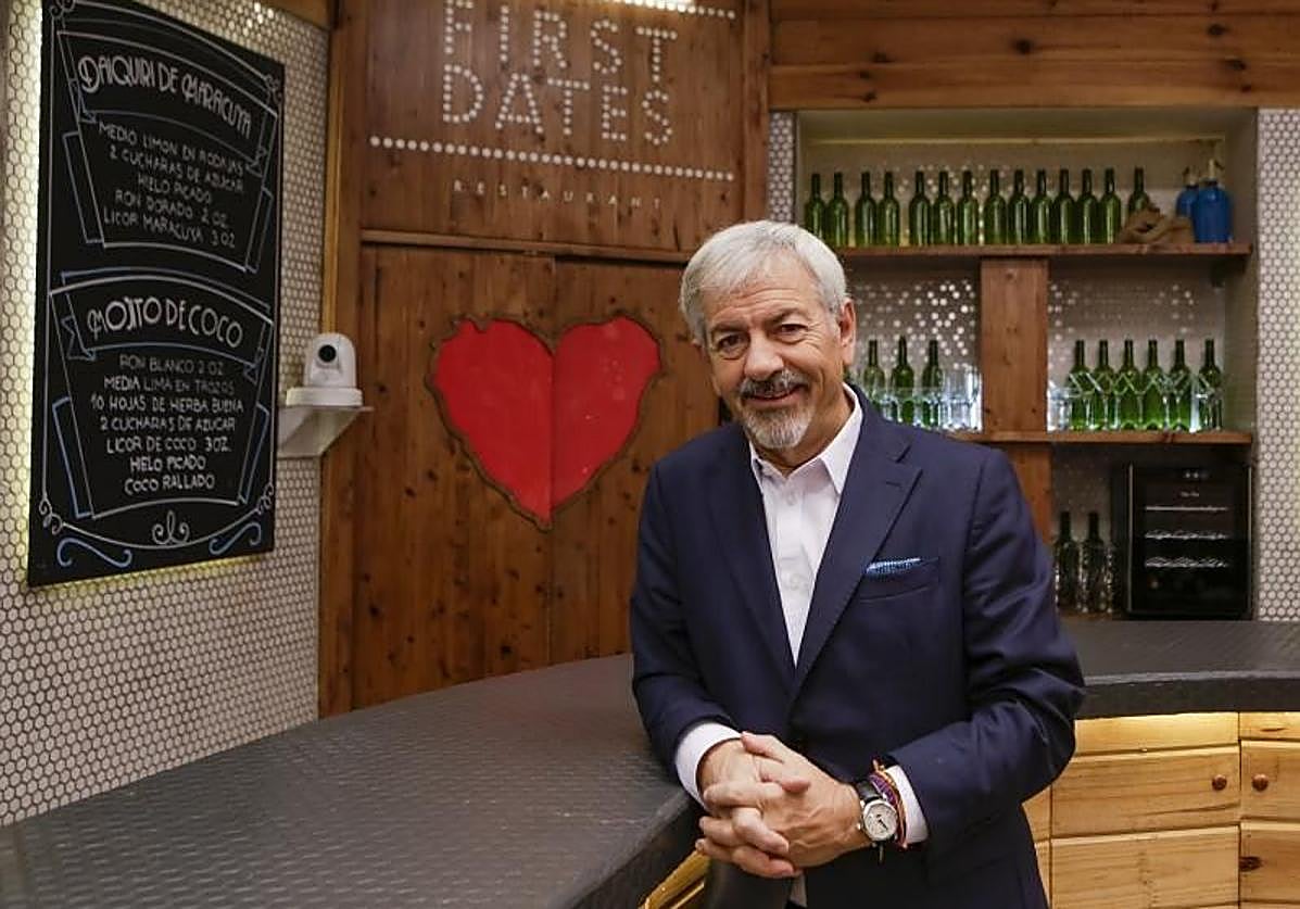 Carlos Sobera se traslada a un hotel en la provincia de Alicante este verano para presentar 'First Dates Hotel'.