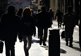 Un grupo de personas andando por la calle.